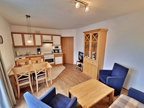 Wohn- und Essbereich mit Zugang zum Balkon