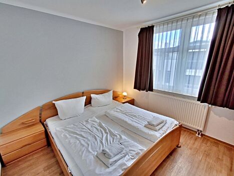 1. Schlafzimmer mit Doppelbett