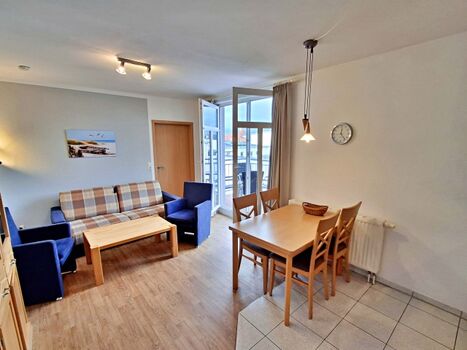 Wohn- und Essbereich mit Zugang zum Balkon