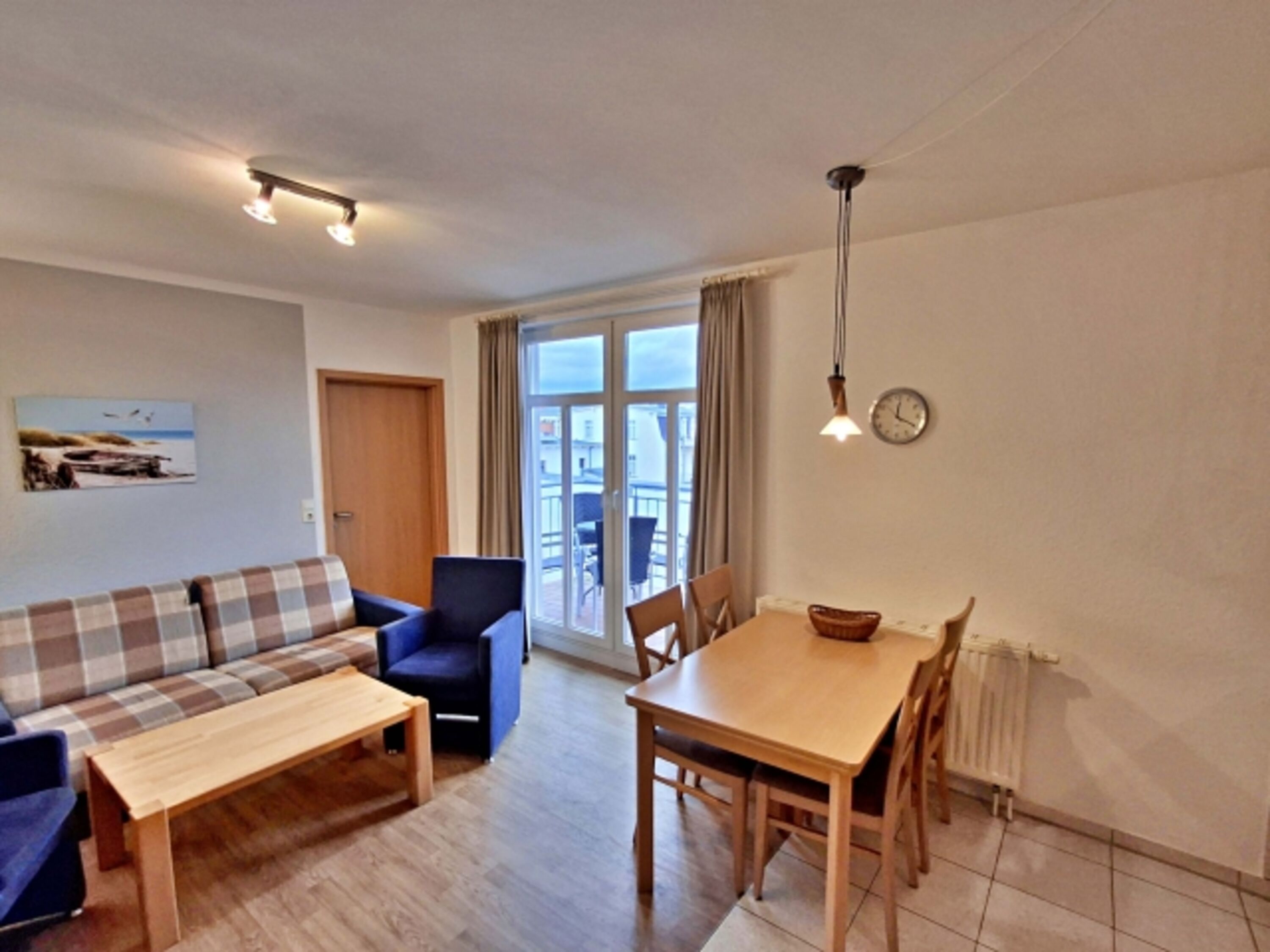 Wohn- und Essbereich mit Zugang zum Balkon