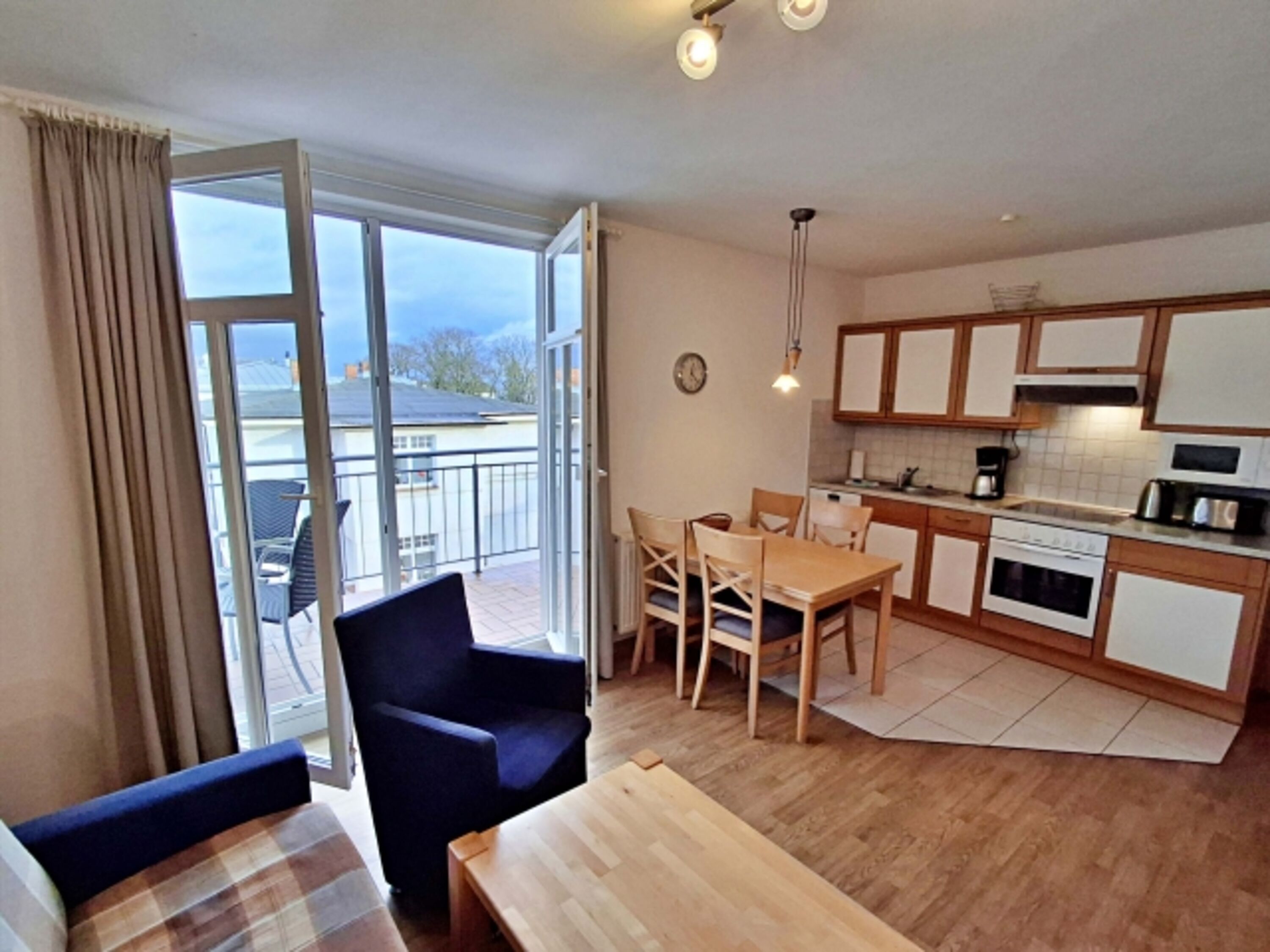 Wohn- und Essbereich mit Zugang zum Balkon