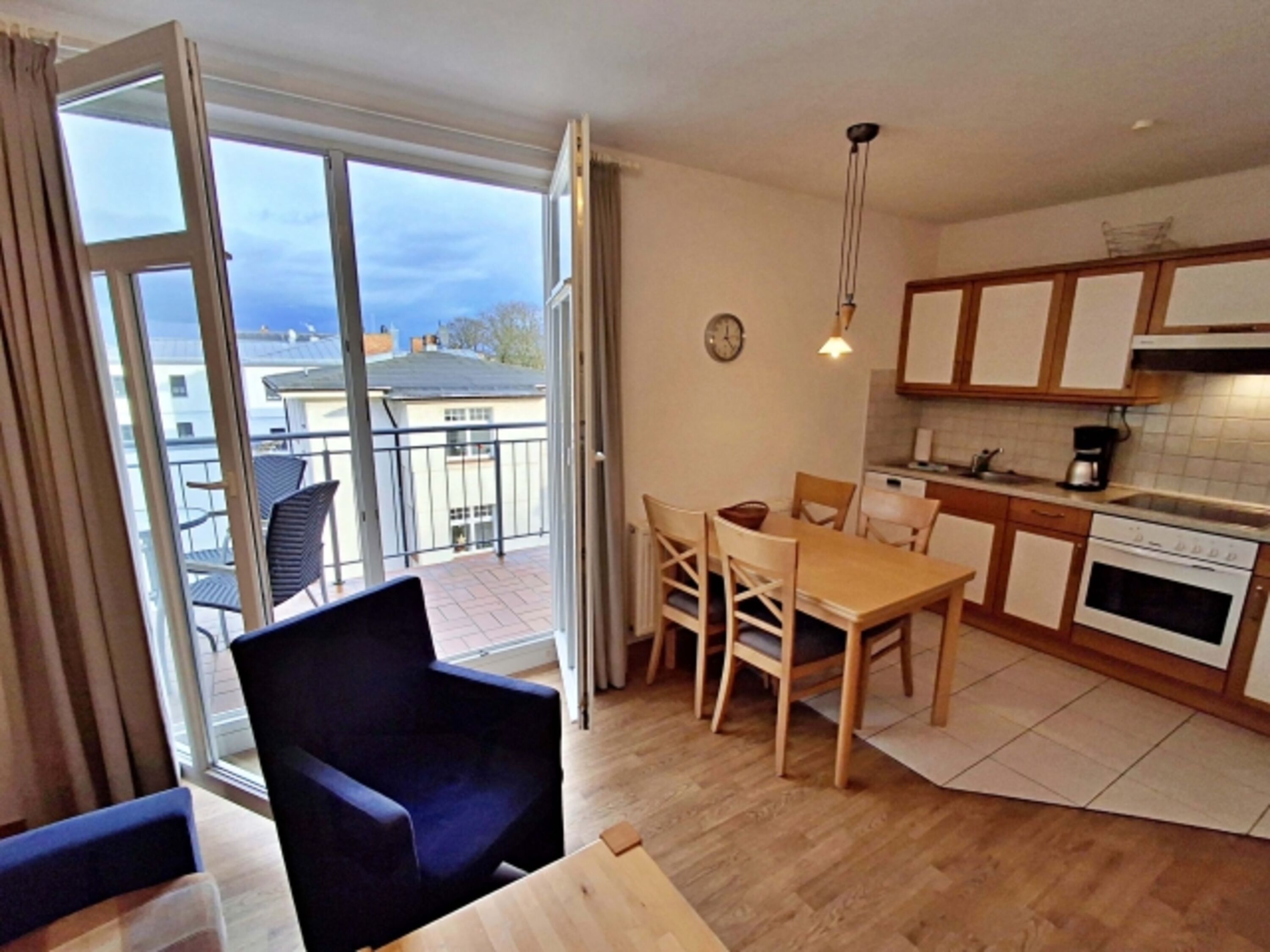 Wohn- und Essbereich mit Zugang zum Balkon