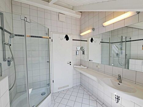 Tageslicht-Bad mit Badewanne und DU/WC