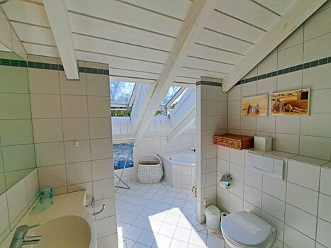 Tageslicht-Bad mit Badewanne und DU/WC