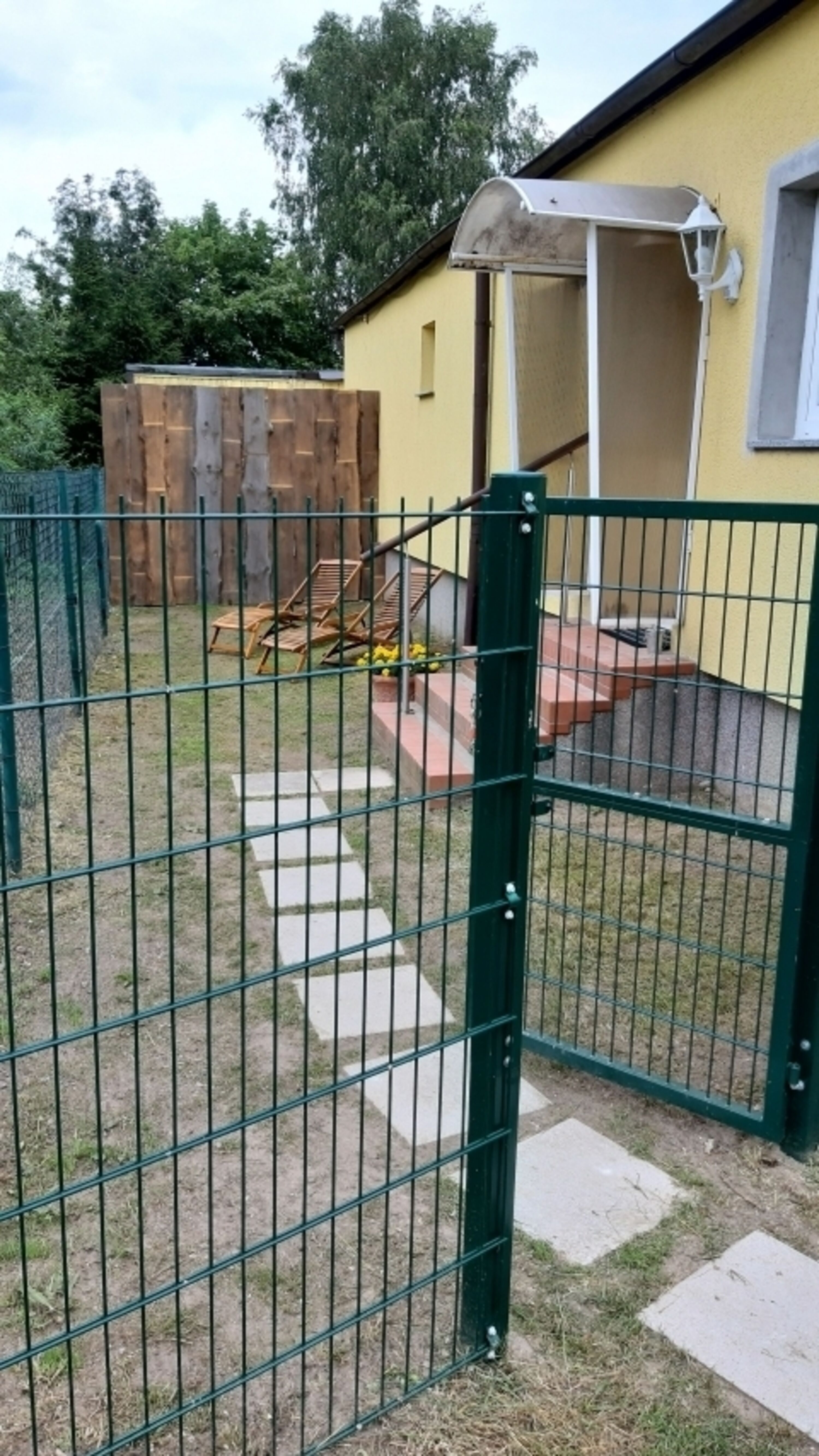 Separater Bereich nur für diese Wohnung. Tor abschließbar.