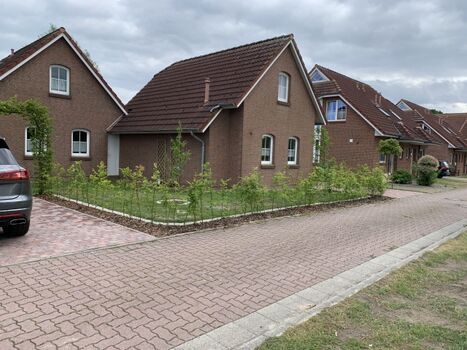 im Hintergrund Haus Rabe. Rechts vorgezogen das Deichhaus