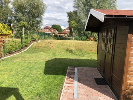 gepflegter, großer und gut eingezäunter Garten