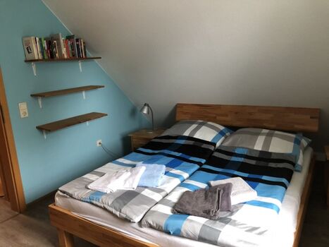 Elternschlafzimmer oben mit einem Doppelbett