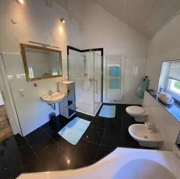 Modernes Badezimmer mit Eckbadewanne, Bidet, WC   Dusche