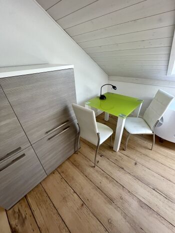 Schlafzimmer 2, Schrank und Sitzecke