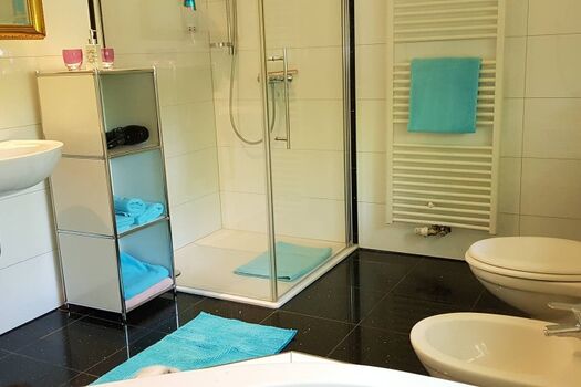 Modernes Badezimmer mit Eckbadewanne, Bidet, WC   Dusche