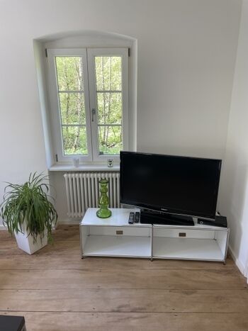 Modernes Flachbild TV im Wohnzimmer
