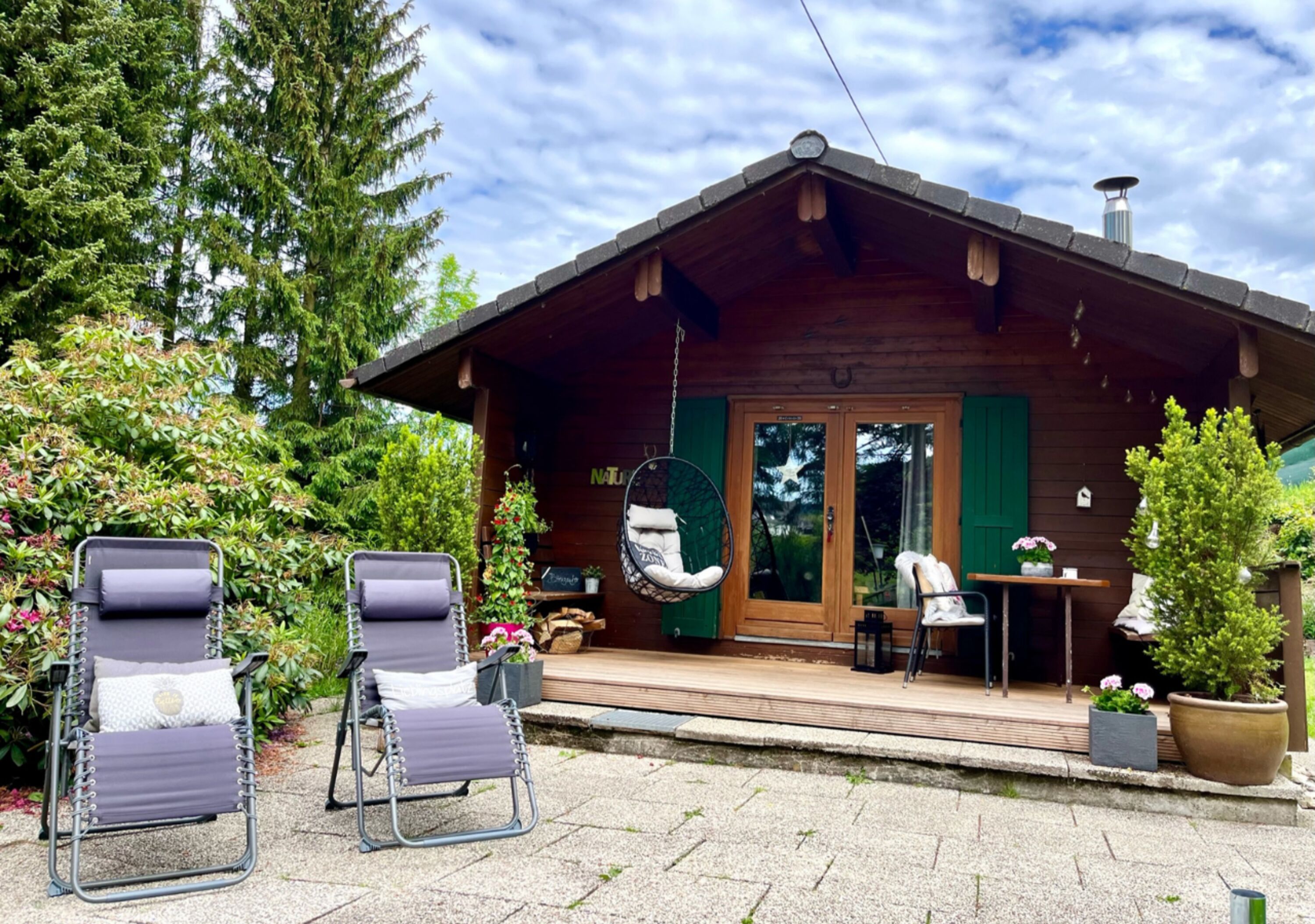 Außenansicht mit Terrasse