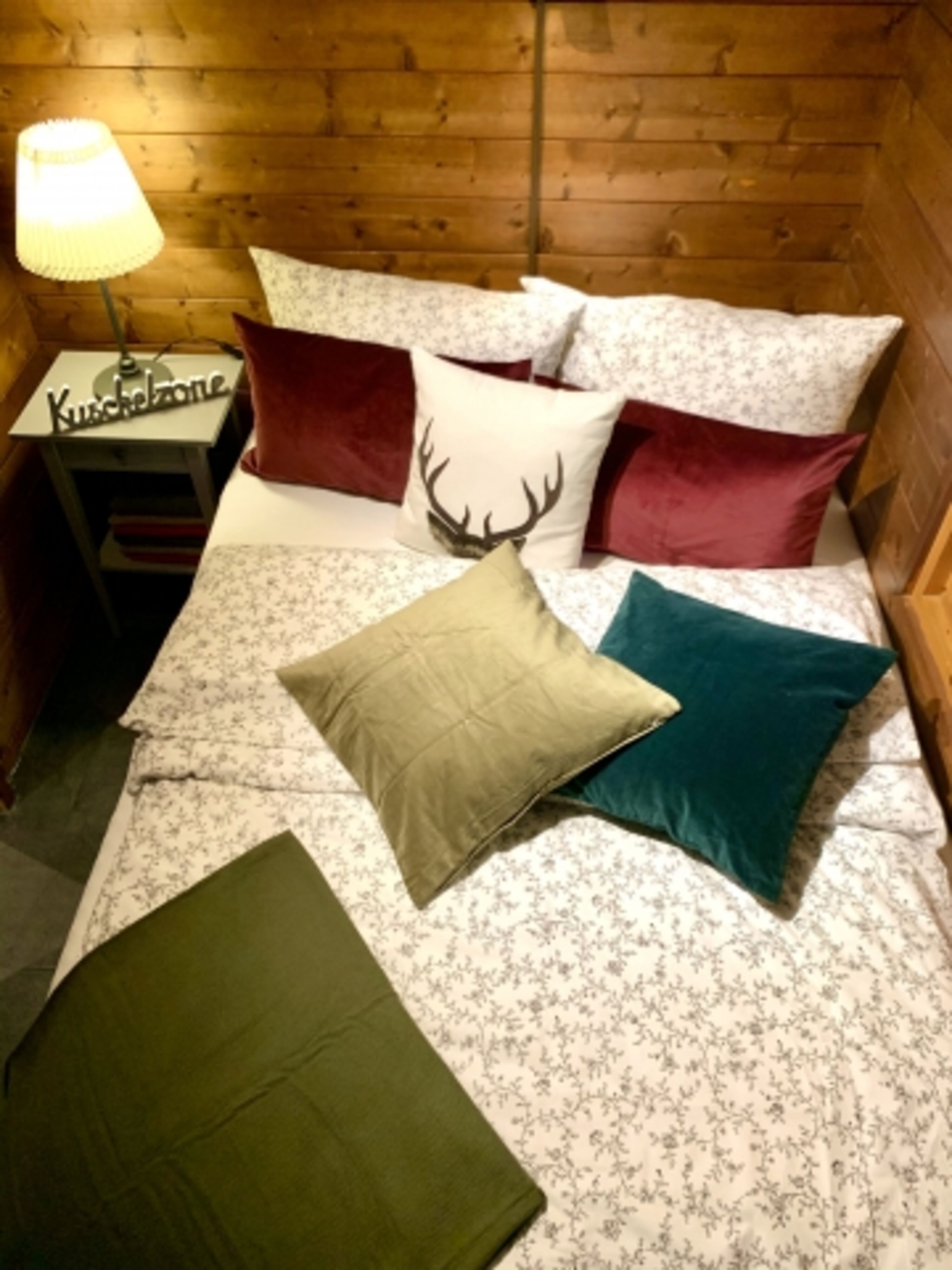 Gemütliches Boxspringbett im Hauptschlafzimmer