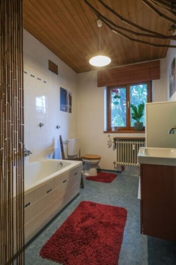 Bad 1 mit Badewanne und WC