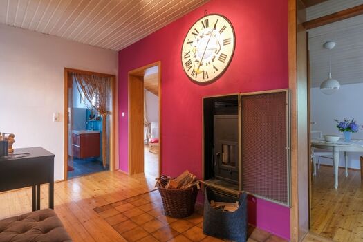 Eingangsbereich/Flur mit Ofen