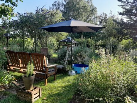 Sitzecke im Garten mit Hundepool 