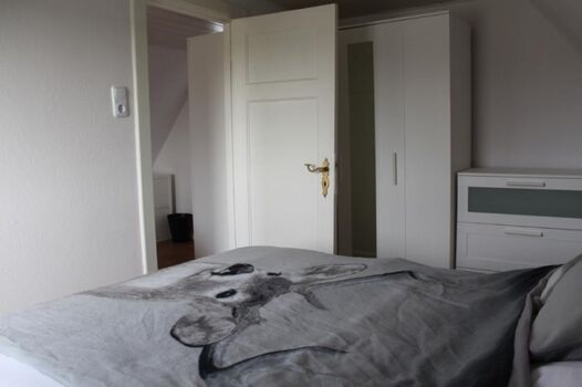 Schlafzimmer 2 ist durch eine Tür von Schlafzimmer 1 abtrennbar.