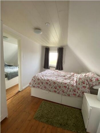 Das Schlafzimmer 1 ist Durchgangszimmer zu Schlafzimmer 2 und hat ein 1,40m breites Doppelbett 