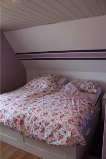 Das "Lila"-Zimmer verfügt über ein 1,80m breites Doppelbett 