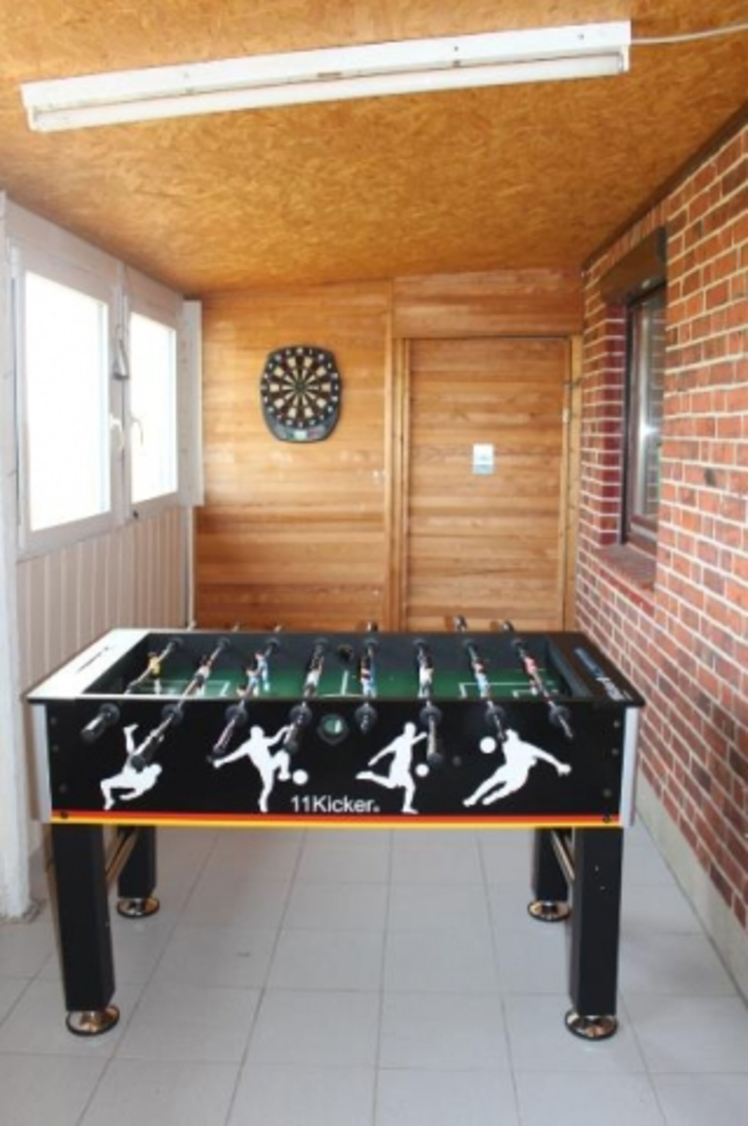 Eine Dart-Scheibe und ein Tischkicker sind Gold wert gerade an Regentagen. 