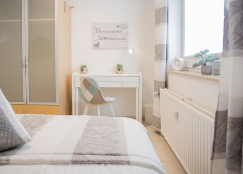 Schlafzimmer 2 mit Schreibtisch