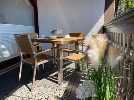 Balkon 2 mit Frühstückstisch