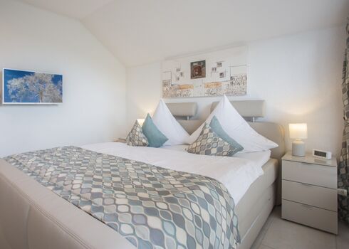 Schlafzimmer 1 mit TV