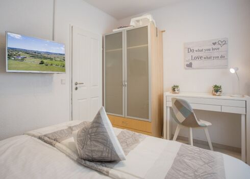 Schlafzimmer 2 mit TV