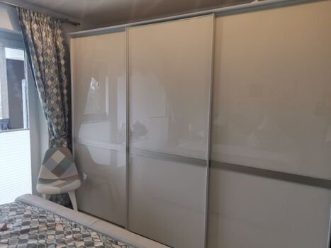 Großer Kleiderschrank im Schlafzimer 1