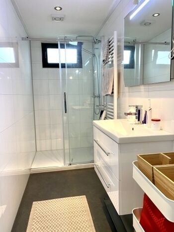 Badezimmer mit Regendusche