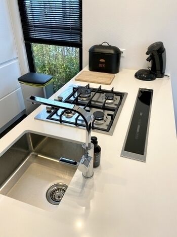 Kücheninsel mit Gasherd und Dunstabzug