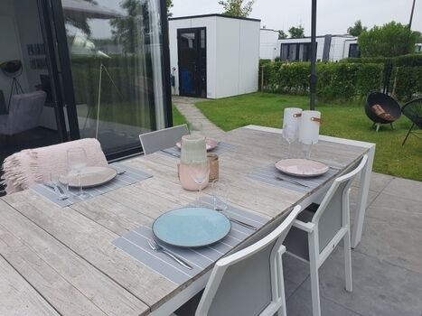 Moderner, großer Outdoor-Tisch