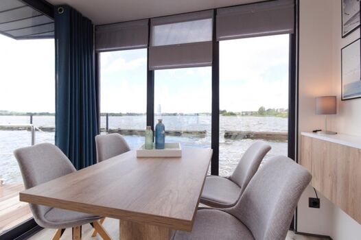 Essbereich Hausboot Fjord Dory Schleswig / Schlei