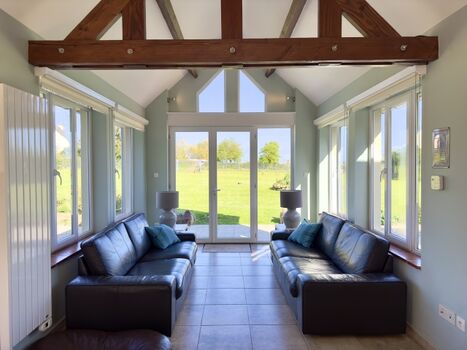 Wintergarten mit Blick in den Garten