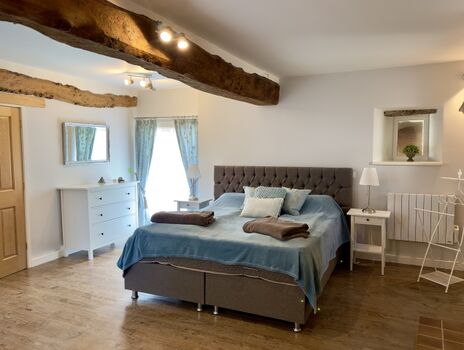 großes Schlafzimmer im EG mit Boxspringbett