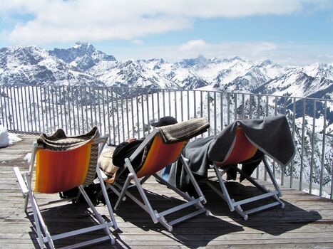 Genießen Sie den Ausblick auf die beeindruckende Bergwelt und die herrliche Wintersonne im Allgäu !!!