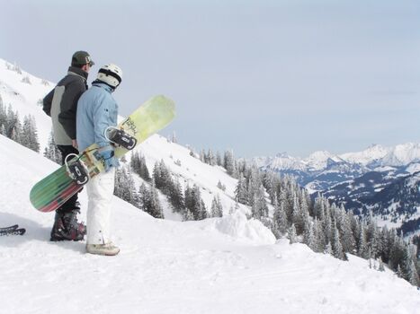 Die große Oberstaufner Bergwelt: es erwarten Sie verschiedenste Skipisten aller Schwierigkeitsgrade in gleich mehreren großen Skigebieten mit perfekter Infrastruktur (Skiverleih, Skikurse, Nachtrodeln, Flutlichtlopien, Laser-Biathlon, Après-Ski, etc.)!