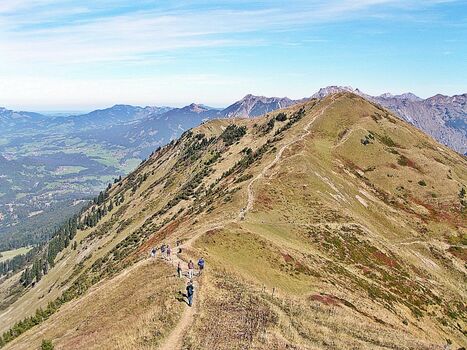 Gratwanderung über die Oberstaufner Berge (wer möchte, kann sogar eine Wanderung bis nach Immenstadt über die Berge unternehmen oder auch gemütlich auf romantischen Wegen zu Wasserfällen und bewirtschafteten Almen wandern)