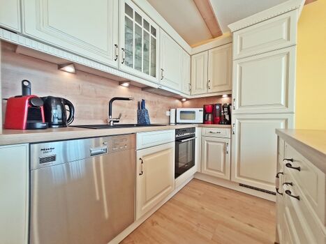 Hochwertige und komplett ausgestattete Nobilia-Küche im Landhausstil (u. a. mit Geschirrspüler, Mikrowelle, Kühlschrank, separater Gefrierschrank, etc.) !!