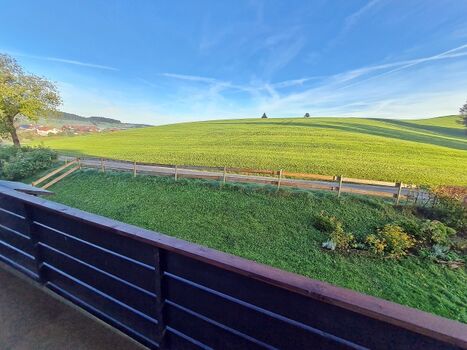 Liebliche Idylle: Aussicht aus dem Schlafzimmerfenster auf die Ällgäuer Naturlandschaft
