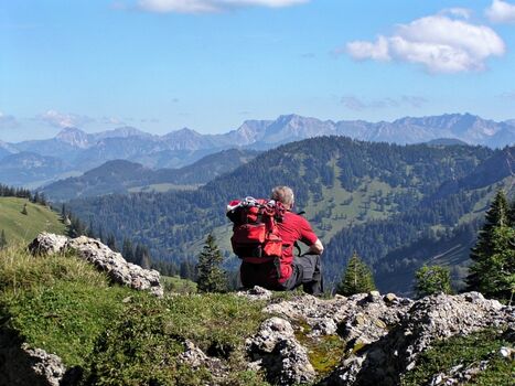 Traumhafter Blick vom Oberstaufner Hochgrat auf über 300 Gipfel, den Bodensee und die Hügellandschaft des Westallgäus.