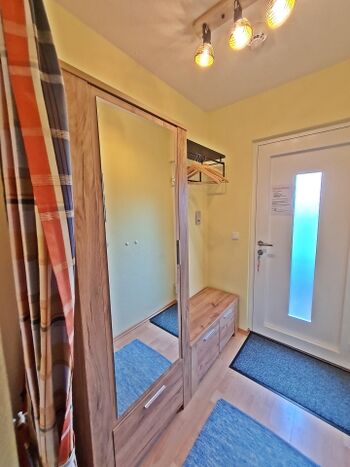 Eingangsbereich mit Garderobe sowie großem Flurschrank und geräumigem Schuhschrank