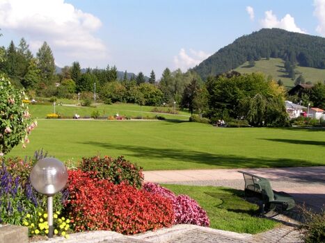 Ein kleiner Teil des nett angelegten Oberstaufner Kurparks (u. a. Wasserspiele, kostenfreie Mini-Golf-Anlage und großer Erlebnis-Spielplatz)