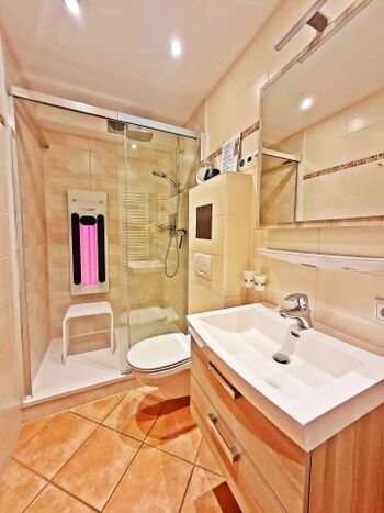 Komplett neues Bad mit u. a. tropischer Regendusche, Wellness-Radio, Farblicht- und Aromasystem...