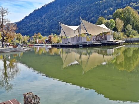 Die Seebühne des nahe gelegenen Alpsees mit der schönen Seepromenade (Kanu, Surfen, Segeln, Kiten, SUP, Tretboote, Schiffstouren, Wandern, Schwimmen, Erlebnismuseum, Eisdiele sowie mehrere Einkehrmöglichkeiten mit Seeterrasse).