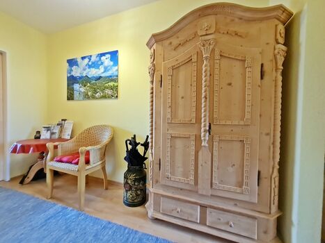 Flur/Diele mit kleiner Sitzgelegenheit, typischem Bauernschrank und Telefon