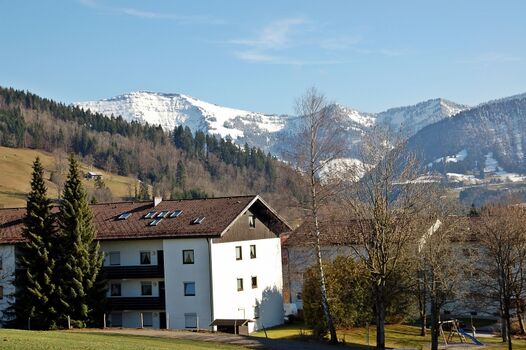Die Rückseite Ihres Urlaubsquartiers: Wohnzimmer/ Esszimmer und Balkon mit herrlichem Blick in Richtung Berge!