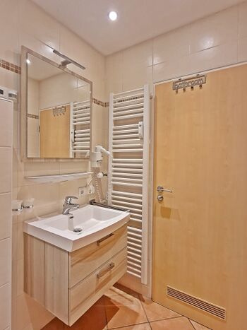  ...sowie Handtuchheizung, besonderem Fußdampfbad, Fußsprudelmassgebad, Kosmetikspiegel und Fön