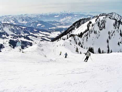 Eine der diversen Oberstaufner Skipisten (Skipass für die gesamte Skiregion Oberstaufen sowie zahlreiche Skilifte und Bergbahnen gratis !!!)